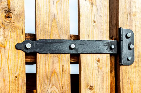 Gate Hinge Repair in Sioux Falls