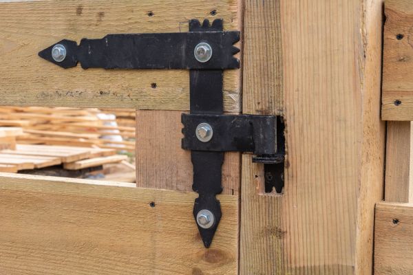 Gate Hinge Adjustment in Sioux Falls